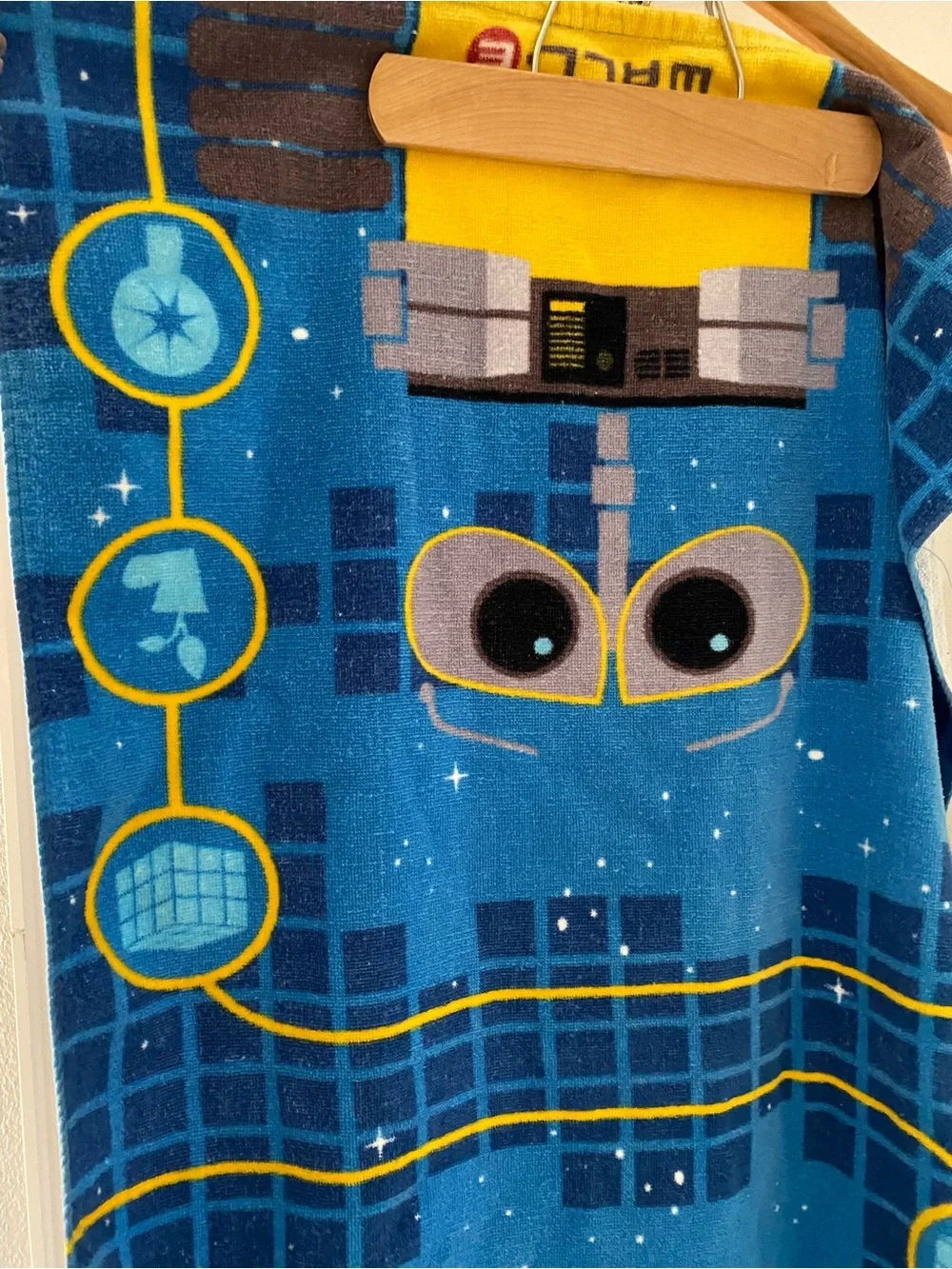 Disney  PIXAR Wall-E Beach Bath Towel 24”x37